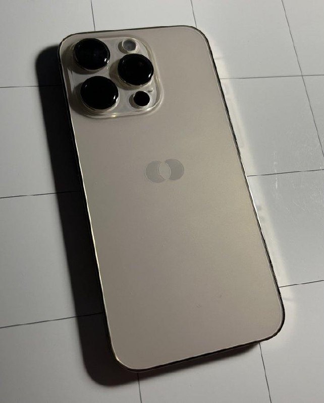 推特博主曝iPhone 原型机 可能用于测试触觉按钮技术AppleDemoYT发推晒出一款原型机，机身没有「苹果」徽标，仅有一个看起来像两个新月形状的符号，之前曾出现在其他原型机上，如AirTag