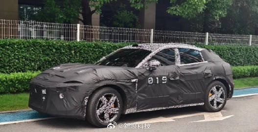 疑似小米SUV路试谍照曝光昨晚上有大量汽车博主放出了一组「小米汽车首款 SUV」的路试谍照