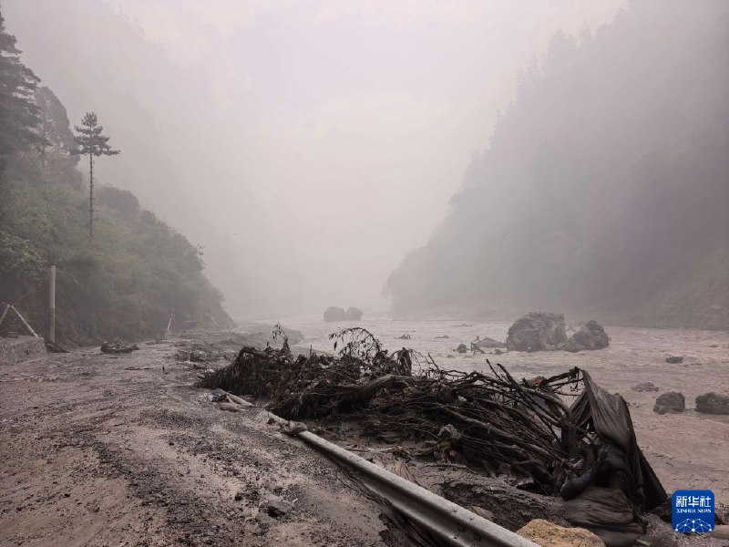 尼泊尔一侧泥石流波及吉隆口岸，搜救展开并实施交通管制8 月 26 日 10 时 30 分许，尼泊尔一侧发生泥石流，造成西藏吉隆口岸重大人员伤亡、失联，通往口岸的道路、通信和电力中断