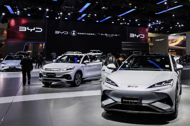 比亚迪计划2025年海外销量翻番，超80万辆比亚迪董事长王传福在财报电话会议上表示，公司计划在2025年将海外销量翻倍，突破80万辆，并通过在当地组装汽车应对关税问题