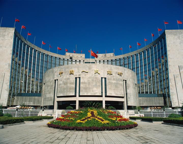 国有行和商业银行集体下调存款利率国有五大行和多家股份制银行星期五（9月1日）集体下调存款利率，以提振陷入低迷的房地产市场和步履蹒跚的经济，同时也缓解利润率持续下滑给银行带来的运营压力