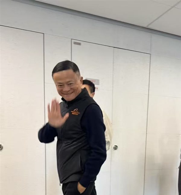 马云现身阿里总部谈AI：技术改变一切，但决定胜负的是“与众不同”的价值创造2月11日，阿里巴巴创始人马云罕见现身杭州总部，向员工问候“新年好”并分享了对人工智能（AI）的深刻见解