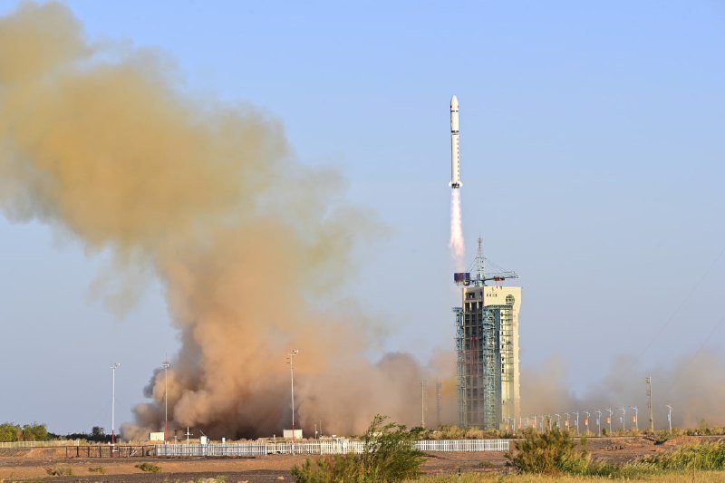 我国成功发射首颗可重复使用返回式技术试验卫星9月27日18时30分，我国在酒泉卫星发射中心采用长征二号丁运载火箭，成功发射首颗可重复使用返回式技术试验卫星——实践十九号卫星，卫星顺利进入预定轨道