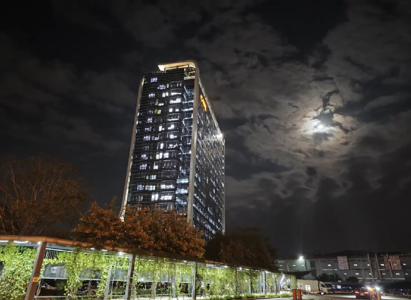 宁德时代被曝要求员工必须在工位加班，晚上 12 点的总部大楼灯火通明近日，网传宁德时代号召员工奋斗 100 天施行 896 工作制，虽然官方进行了否认，但凤凰网科技从多位宁德时代员工处了解到，加班情况属实