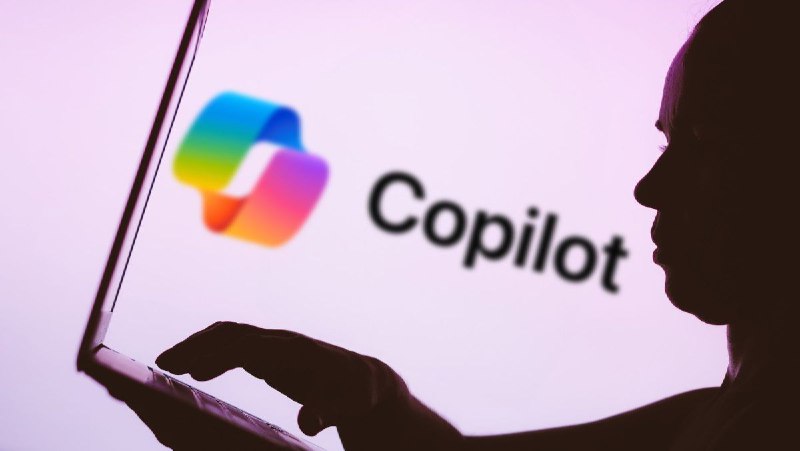 微软推出Copilot按需付费计划微软为企业客户推出Copilot Chat按需付费计划，整合多项AI功能，基于GPT-4o模型，用户可提问、自动化工作流、生成图像等，此计划旨在让更多企业用户体验AI