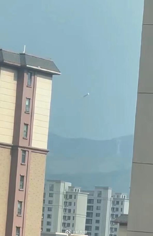 疑似民营火箭公司-天兵科技的火箭，在地面发动机试车，没算过好推力，火箭从试车架子窜出去了