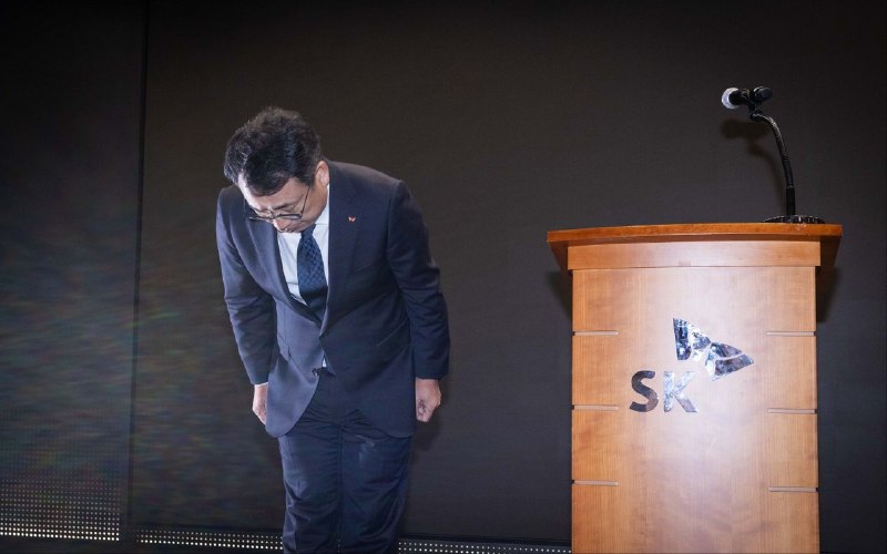 SK 电信就大规模信息泄露事件致歉，为全体用户免费更换 USIM 卡韩国最大电信运营商 SK Telecom (SKT) 近日确认，其内部系统遭到黑客攻击，核心HSS服务器被攻破，涉及的敏感数据包括 IMEI、SN、ICCID、PIN2/PUK2、eID、加密K值和私钥等信息