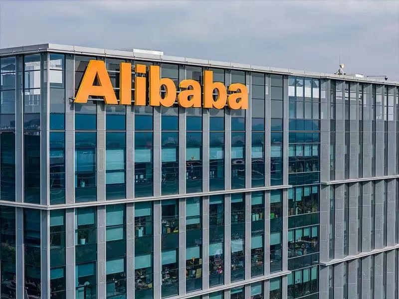 阿里宣布投入3800亿元建设云和AI硬件基础设施阿里巴巴集团CEO吴泳铭24日宣布，未来三年，阿里将投入超过3800亿元，用于建设云和AI硬件基础设施，总额超过去十年总和