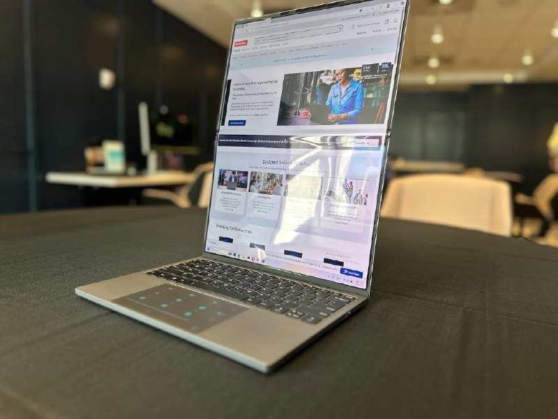 联想太阳能Yoga PC：工作永不停歇联想在MWC 2025展示了一款Yoga Solar PC概念笔记本，其A面覆盖太阳能板，转换率高达24%