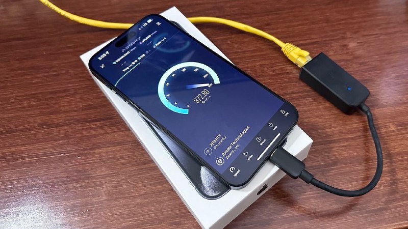 iPhone 15系列支持USB-C转以太网网友测试 iPhone 15 Pro通过以太网连接，在速度测试中达到了超过800 Mbps的下载速度峰值