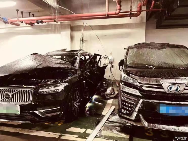 一辆沃尔沃XC90疑似在充电时发生爆炸 隔壁保时捷车玻璃被震碎11月30日，据汽车之家报道，近日在南京，一台沃尔沃XC90 T8插电混动版车型疑似在充电时发生爆炸