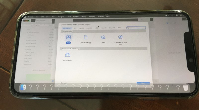 一开发者在 iPhone 上运行 macOS 及 Xcode用户 Duy Tran 于 8 月 11 日在社交平台 X 上展示了一项技术突破，成功在 iPhone 设备上运行了完整的 macOS 操作系统
