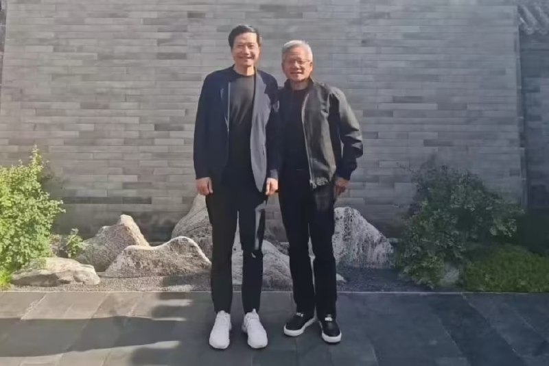 黄仁勋盛赞雷军与小米：堪称奇迹的公司，期待购买小米汽车英伟达创始人黄仁勋在北京媒体会上高度评价小米及其创始人雷军，称“从认识雷军的第一天起，就知道他会取得非凡成功”