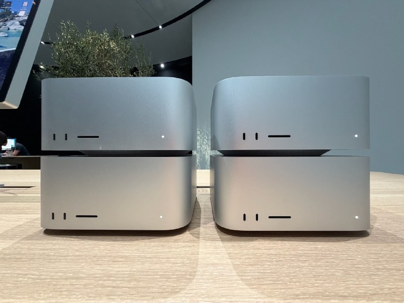  LM Studio 与苹果合作在四台 Mac Studio 上运行 1T 参数模型在 WWDC 上，LM Studio 与苹果合作，使用预览版 LM Studio 在由四台 Mac Studio 组成的集群上运行了一个 1T 参数的模型 Kimi K2.6