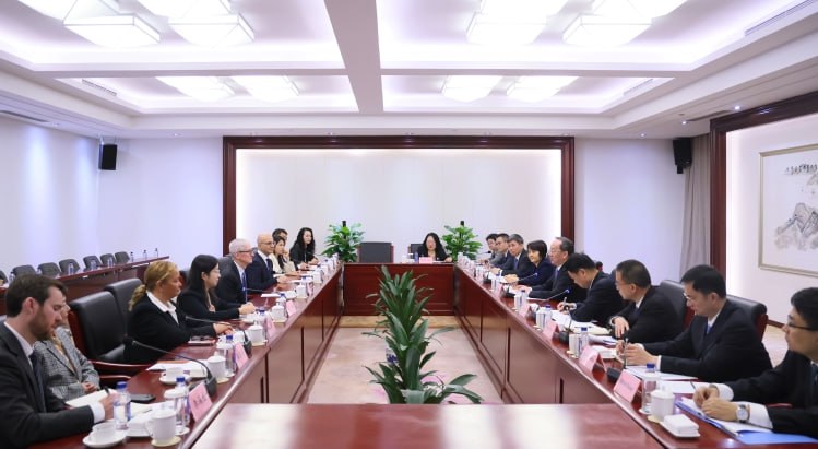 工信部部长李乐成会见苹果 CEO 库克2025 年 10 月 15 日，工业和信息化部部长李乐成在北京会见美国苹果公司首席执行官蒂姆·库克