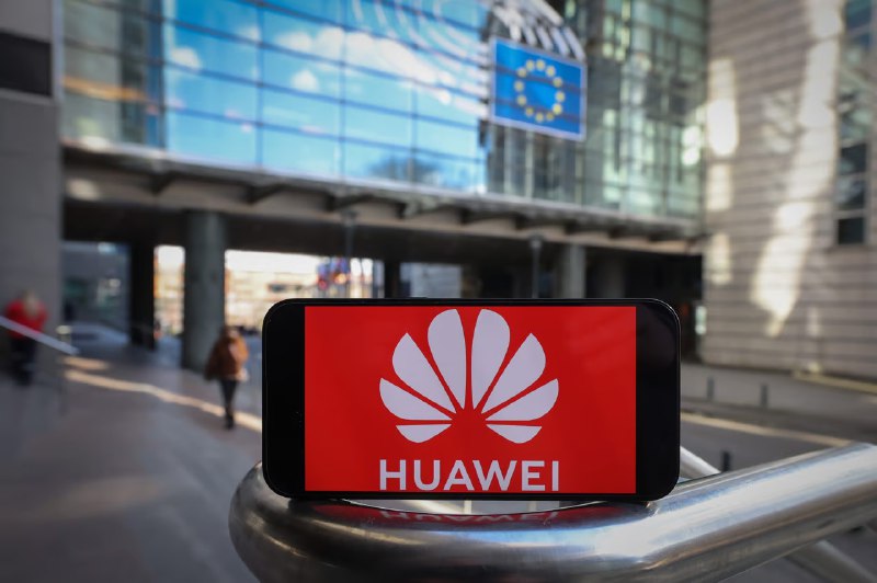 华为因贿赂调查被禁止进入欧盟议会和欧盟委员会欧洲议会和委员会周五将华为的游说人员列入黑名单，此前比利时检方指控称华为在布鲁塞尔的游说活动涉及贿赂
