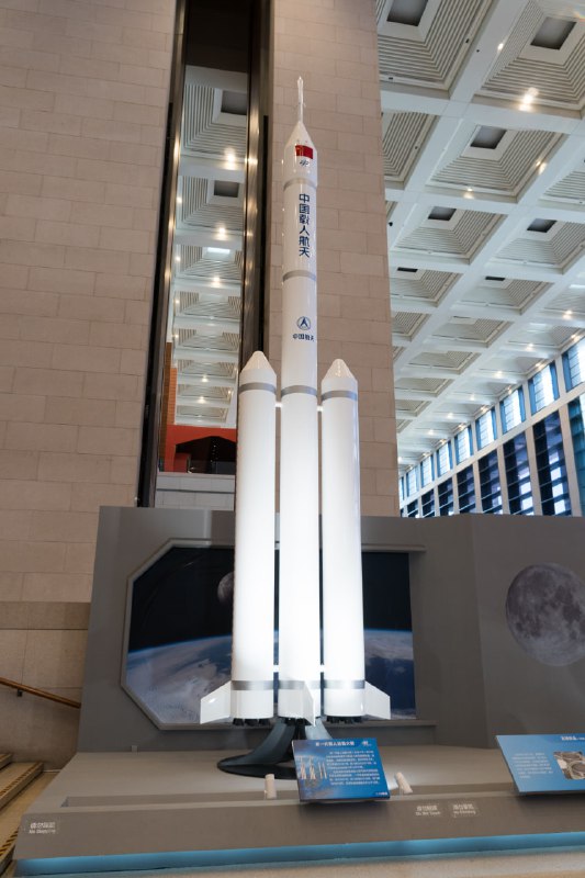 长征十号载人火箭首次系留点火试验成功8 月 15 日，我国在文昌航天发射场成功实施长征十号系列运载火箭系留点火试验，七台发动机同时点火并完成预定程序，推力规模达到近千吨