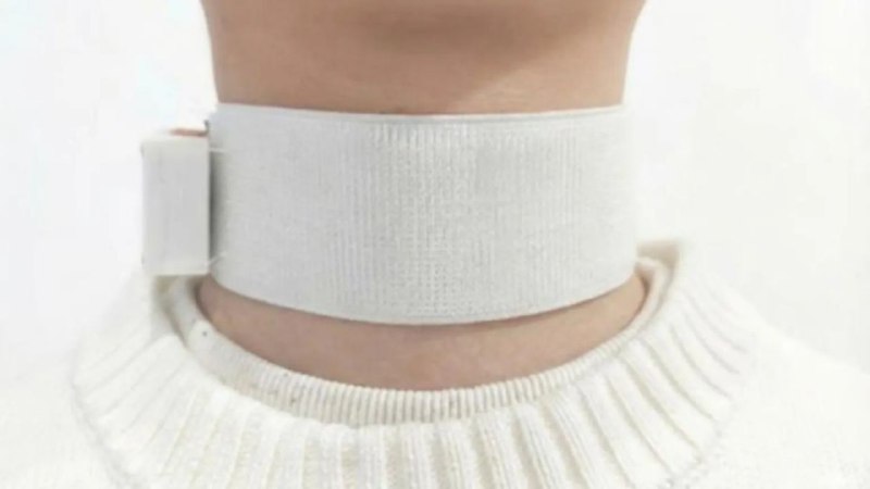 剑桥大学研发 AI 颈环 Revoice，无创辅助中风患者恢复语言功能剑桥大学研究团队近日研发出一款名为 Revoice 的可穿戴人工智能颈环，可以帮助中风后患有构音障碍的患者恢复语言能力