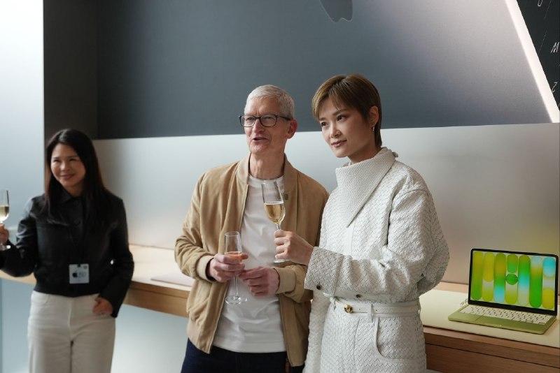  苹果 50 周年庆典落子成都，库克现身太古里​2026 年 3 月 18 日，苹果 50 周年全球庆典亚太首站在成都太古里盛大开启，CEO 库克亲临现场与市民互动