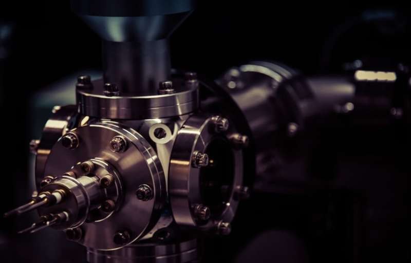 量子计算机实现首个“芯片级加密自验证”协议索邦大学、爱丁堡大学与 Quantinuum 团队首次在真实硬件上实现“芯片级加密自验证”协议，使量子计算机能在噪声环境中自行验证结果，无需第二台设备