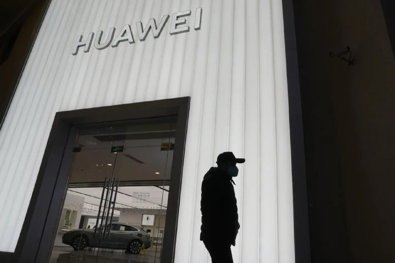 比利时检方指控华为涉嫌欧盟腐败案 多名涉案人员被捕比利时联邦检察院于当地时间周四宣布，在针对华为涉嫌影响欧洲议会决策的腐败调查中，警方于布鲁塞尔、葡萄牙等多地展开21次突击搜查，逮捕包括欧洲议会前助理在内的数名嫌疑人