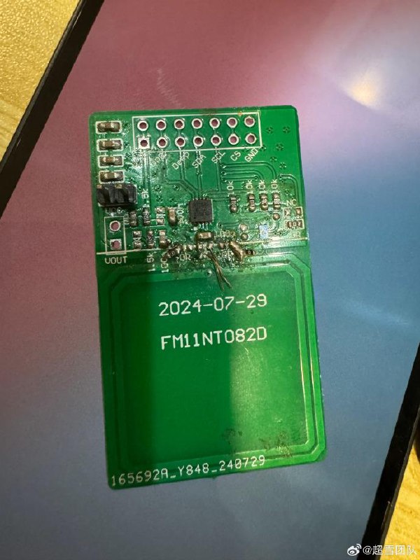 超雪团队预告iPhone 17无线SIM卡方案针对未来iPhone可能取消实体SIM卡槽的情况，超雪团队公布了为iPhone 17系列准备的“无线化SIM卡方案”