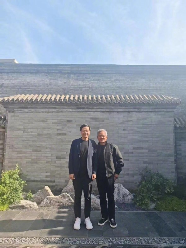网传黄仁勋与雷军于北京会面，35℃ 仍穿皮衣今日，一张NVIDIA CEO黄仁勋与小米创始人雷军的合照在社交平台上曝光