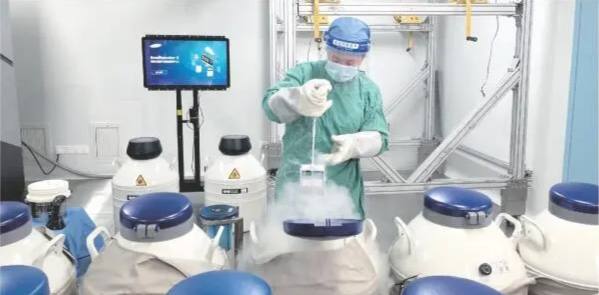 用AI挑“最佳”爸爸，学历肤色双眼皮都可选在广东省生殖医院48周年院庆之际，正式启用“全国首个推出了供精基因匹配筛选系统”，为需要接受供精助孕的家庭提供更多人性化、科技化选择