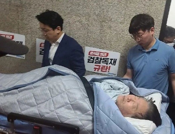 韩最大在野党党首李在明被总统尹锡悦签令批捕据韩联社报道，当地时间9月19日，韩国总统尹锡悦批准了法院针对最大在野党共同民主党党首李在明提出的拘留同意请求书