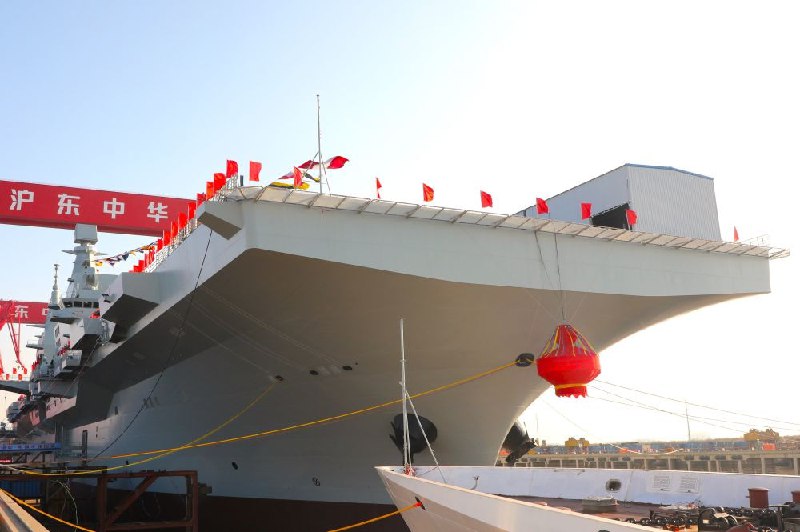 中国076两栖攻击舰首舰“四川舰”正式下水12月27日，中国自主研制的076型两栖攻击舰首舰在上海沪东中华造船厂举行下水命名仪式