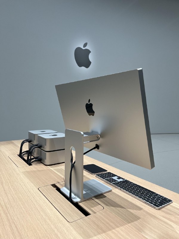  LM Studio 与苹果合作在四台 Mac Studio 上运行 1T 参数模型在 WWDC 上，LM Studio 与苹果合作，使用预览版 LM Studio 在由四台 Mac Studio 组成的集群上运行了一个 1T 参数的模型 Kimi K2.6