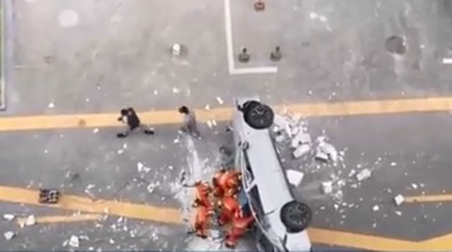 蔚来测试车坠楼，两名试车员抢救无效死亡据澎湃新闻，6月22日17时22分许，安亭镇安拓路56弄上海汽车创新港8号楼3楼，一辆蔚来测试车从高处坠下，致使杜某与张某某两名试车员受伤