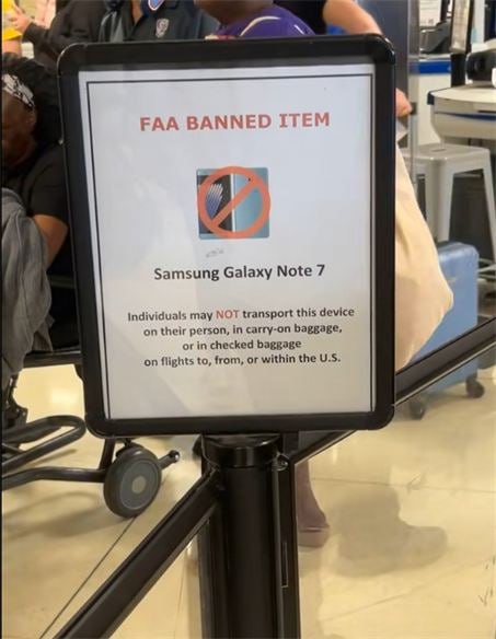 美国机场9年后仍保留Galaxy Note 7禁令警示尽管三星Galaxy Note 7因电池故障早在2016年全球召回，美国机场至今仍张贴禁止携带该机型登机的警告，距今已有9年