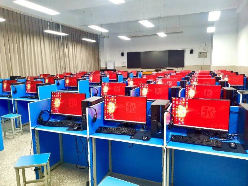 近万台龙芯 3A5000 电脑进入鹤壁中小学课堂，预装 UOS 操作系统、WPS 办公软件龙芯中科透露，近期鹤壁市政府携手市教育局等部门，将近万台龙芯 3A5000 电脑引进鹤壁市直及鹤壁市淇滨区近 50 所中小学课堂