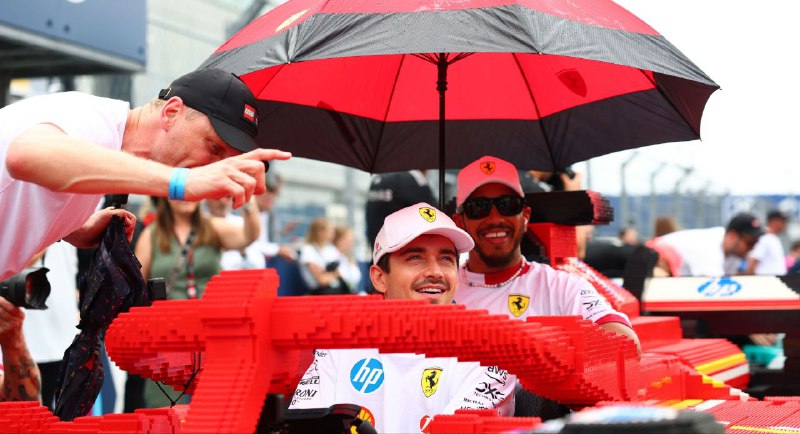 F1车手驾驶全尺寸乐高赛车亮相迈阿密大奖赛在迈阿密大奖赛车手巡游中，20位F1车手驾驶由26名乐高工程师历时8个月、耗时约2.2万工时打造的全尺寸可行驶乐高赛车，每辆采用标准积木精细还原原车涂装，并装配真·倍耐力轮胎，最高可达20km/h