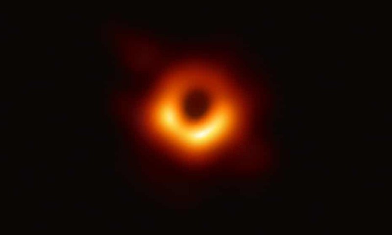 科学家首次发现旋转黑洞的证据观测的重点是邻近梅西耶 87 星系中心的超大质量黑洞，事件视界望远镜拍摄到了其阴影