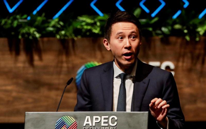 TikTok首席执行官周受资计划出席特朗普就职典礼据两名知情人士透露，TikTok首席执行官周受资计划出席美国当选总统特朗普的就职典礼，他受邀坐在讲台上的荣誉席位上，前总统、家人和其他重要嘉宾传统上都坐在这个位置上