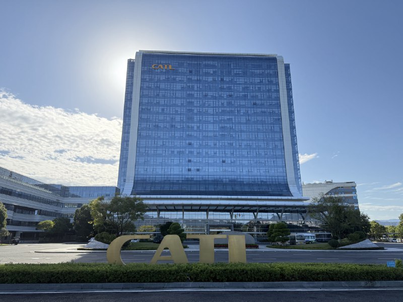 宁德时代据报最快本周在港上市 至少筹资50亿美元路透社星期二（2月11日）引述两名匿名知情人士称，宁德时代最快在当天或星期三（2月12日）提交上市申请