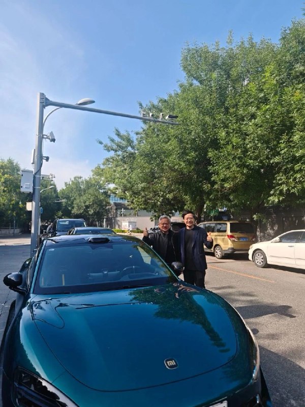 网传黄仁勋与雷军于北京会面，35℃ 仍穿皮衣今日，一张NVIDIA CEO黄仁勋与小米创始人雷军的合照在社交平台上曝光