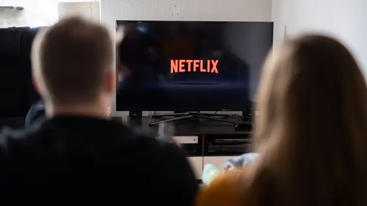 Netflix 第一季度收益超预期，订阅者增长16%奈飞在2024年第一季度收益报告中显示，其订阅者数量增长了16%，达到2.696亿，超过了华尔街的预期