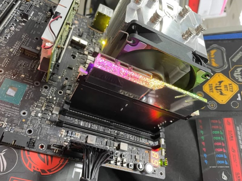 华硕展示 DDR5 to DDR4 转接卡近日，一位 华硕 工程师在在分享开发思路的视频里上展示了一款 ROG DDR5 to DDR4 转接卡，并解释了其原理