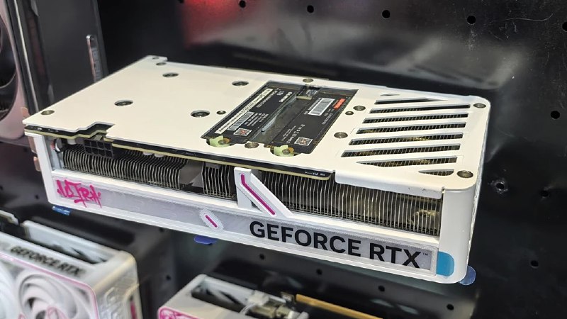 七彩虹展示 RTX 50 系显卡原型，集成双 M.2 SSD 插槽据报道，七彩虹（Colorful）在 Bilibili World 2025 活动上展示了一款 iGame Ultra 系列的 RTX 50 系显卡原型