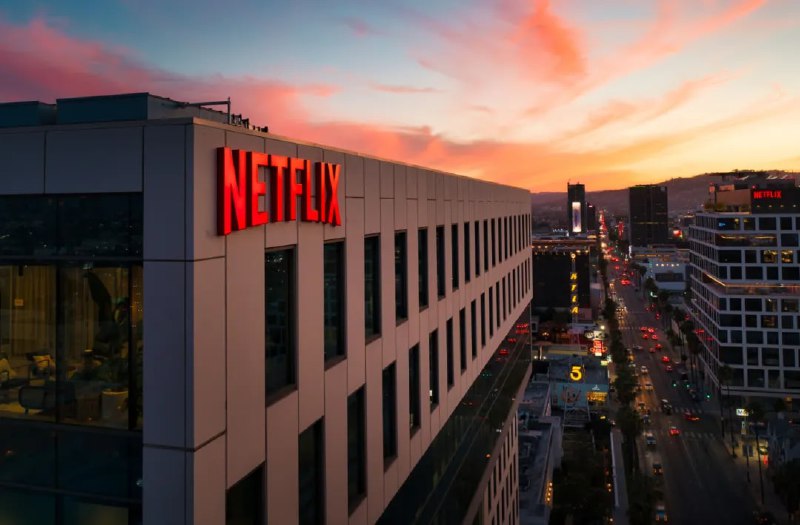 Netflix 限制共享账号政策即将出台，最多加 2 人据《镜报》报道，Netflix 预计最快在今年底推出新规定，同时已抢先在 3 月于秘鲁、智利和哥斯达黎加试行，测试的项目包含大家最常使用的“账户共享”，必须使用“标准”与“高级”方案，而“基本”方案的用户则无法共享账号