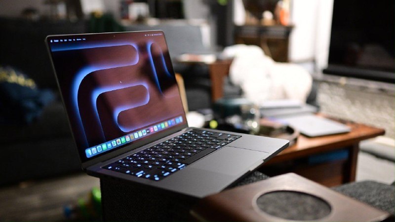 Apple 测试搭载 M3 Ultra 的 MacBook Pro，iOS 18 代码泄露揭示内部硬件实验一份来自 iOS 18 内部代码（运行于 iPhone 16 原型机）的泄露信息显示，文件路径 /AppleInternal/Diags/Tests/ 包含两款未发布 MacBook Pro 的代号 J514d 与 J516d，推测它们可能原计划搭载桌面级的 M3 Ultra 芯片（代号后缀为“d”类似 Mac Studio 的 J575d） 