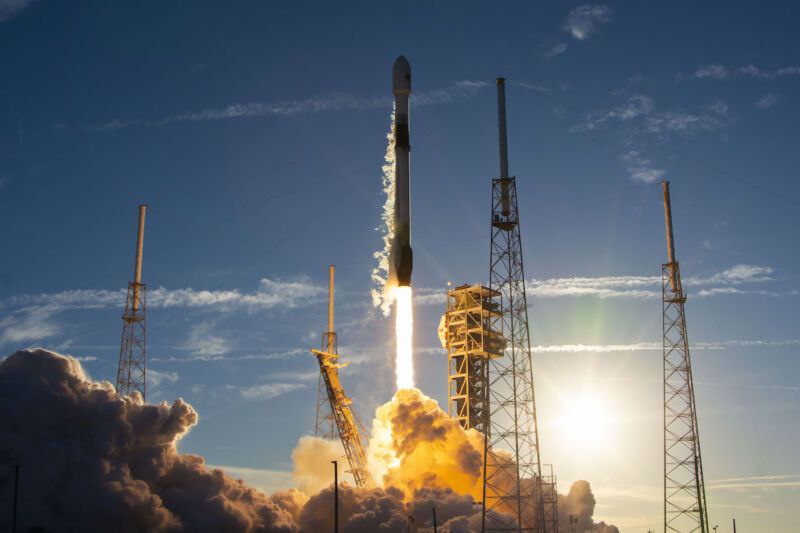 SpaceX 发射军用卫星，用于跟踪高超音速导弹周三，导弹防御局的两颗原型卫星和美国太空军的四颗导弹跟踪卫星搭乘 SpaceX 猎鹰 9 号火箭从佛罗里达州太空海岸进入轨道