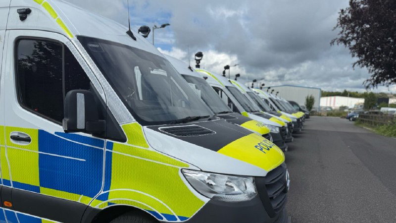 英国将在7个警区部署10辆人脸识别车，用于追捕性犯罪者和重罪通缉犯英国内政大臣伊薇特·库珀宣布，将在英格兰7个警区部署10辆实时人脸识别车，专门用于识别"性犯罪者或最严重罪行的通缉人员"