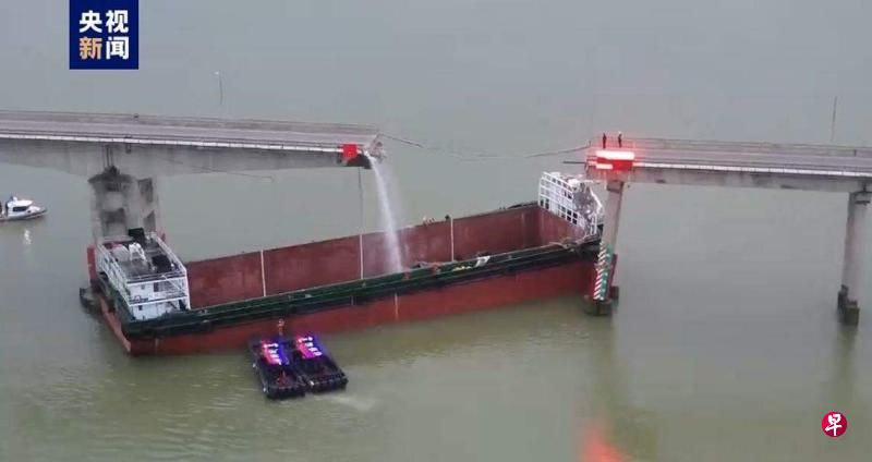 广州沥心沙大桥被撞断：两死三失联 涉事船主被控制广州市海上搜救中心通报：截至2月22日上午10:00时，经初步调查，涉事故车辆4辆，电动摩托车1辆，其中2辆车落水，其他3辆落至船上
