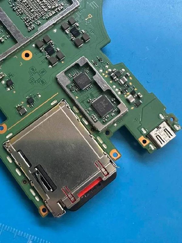 任天堂Switch 2主板泄露，硬件配置曝光近日，任天堂Switch 2的主板图片在Reddit上泄露，揭示了其硬件配置