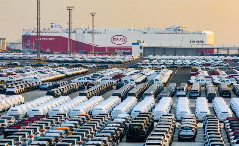 中国2024年贸易顺差创纪录，达9920亿美元2024年，中国贸易顺差飙升至创纪录的9920亿美元，主要得益于出口总额达3.58万亿美元，同比增长21%