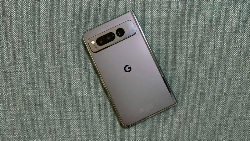 谷歌折叠手机 Pixel Fold 2 被泄露据 Android Authority 报道的爆料显示，Pixel Fold 2 可能会搭载全新的 Google Tensor G4 处理器而非去年使用的 Tensor G3 ，从而实现了性能上的升级